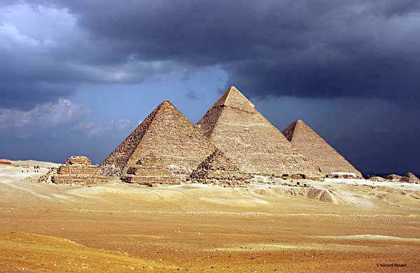 pyramids-of-giza